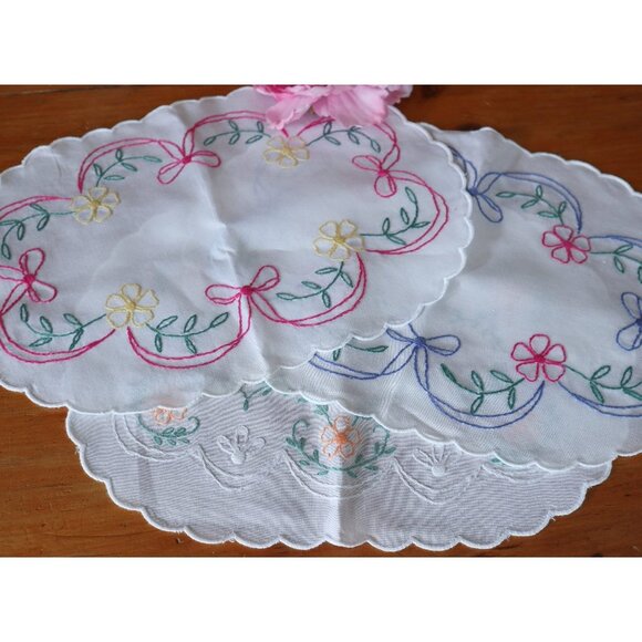 3 Vintage Doily Doilies Hand Embroidered Floral Table Topper Cotton - Picture 1 of 4